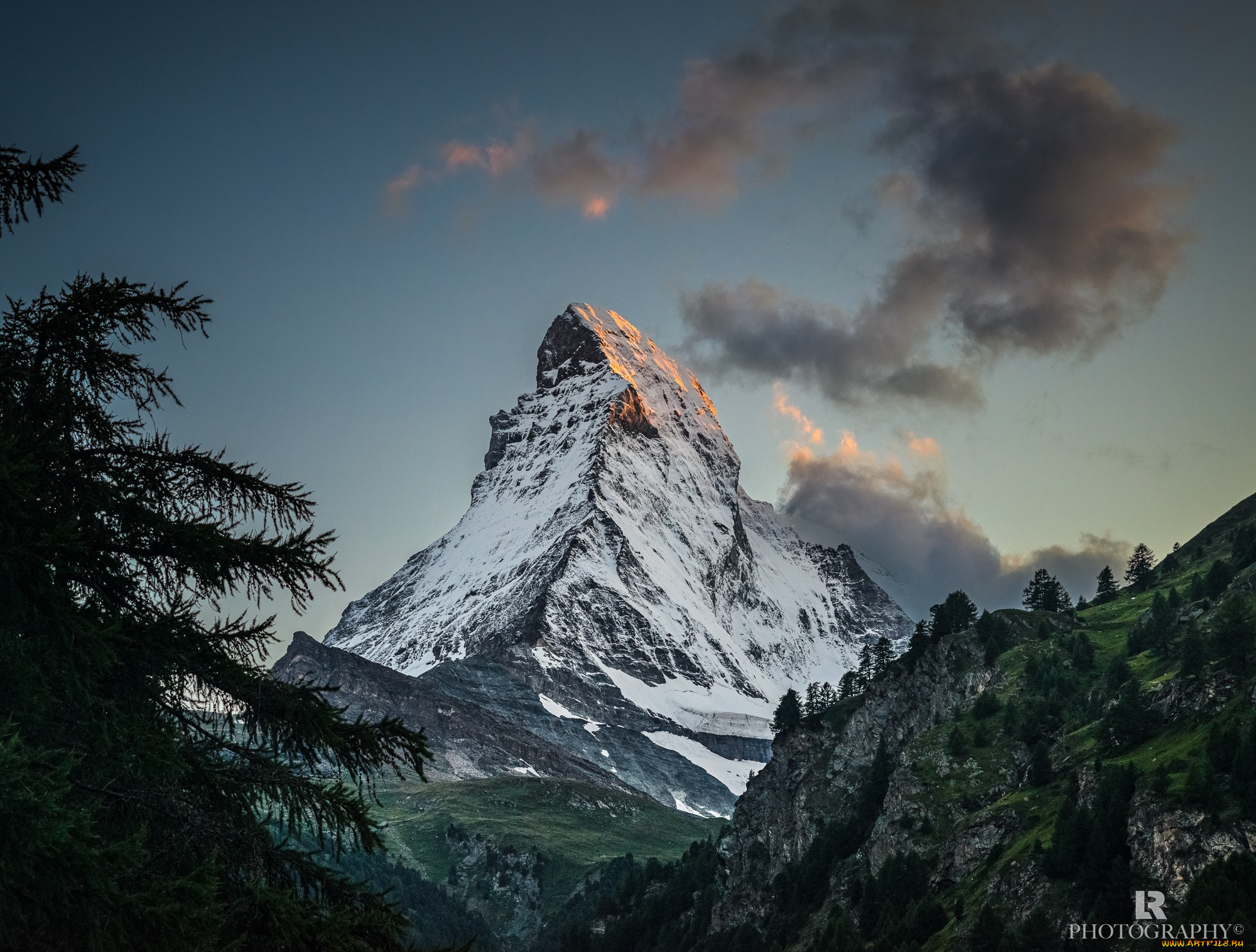 Just mountains. Маттерхорн Швейцария. Гора Маттерхорн в Швейцарии. Пику Маттерхорн Швейцария. Гора в Швейцарии Маттерхорн обои.